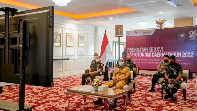 Gubernur Sulsel Andi Sudirman Sulaiman, bersama seluruh Forkopimda mengikuti peringatan Hari Otonomi Daerah yang digelar secara virtual, di Baruga Lounge Kantor Gubernur Sulsel, Senin (25/04/2022). (Istimewa)