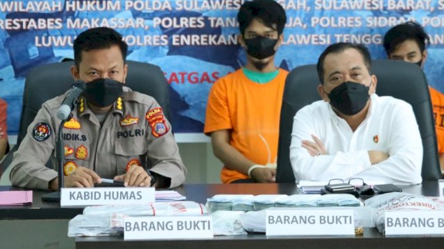 Konferensi Pers Kasus Ilegal Akses dalam Seleksi Penerimaan Calon Aparatur Sipil Negara (CASN) Kabupaten Buol tahun 2021, berlangsung di Mapolda Sulawesi Tengah (Sulteng), Senin (25/04/2022). (Istimewa)