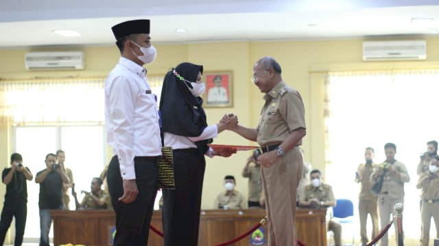 Bupati Jeneponto Iksan Iskandar saat menyerahkan SK PPPK terhadap sejumlah Guru dan Pegawai, Selasa (26/04/2022). (Istimewa)