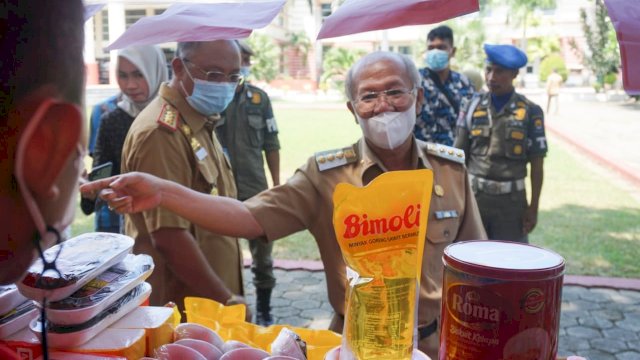 Bupati Jeneponto Iksan Iskandar, bersama Kepala Dinas Perindag Sulsel Ashari Fakhsiri Radjamilo, saat meninjau pasar murah yang terletak di pelataran Kantor Bupati Jeneponto, Selasa (26/04/2022). (Istimewa)