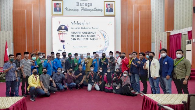 Gubernur Sulawesi Selatan Andi Sudirman Sulaiman, bersama para organisasi kemasyarakatan, kemahasiswaan dan kepemudaan di Baruga Pattingalloang Rujab Gubernur Sulsel, Senin (25/04/2022). (Istimewa)