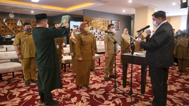 Sekertaris Daerah Provinsi Sulsel Abdul Hayat Gani, melantik 12 pejabat fungsional Lingkup Pemerintah Provinsi Sulsel, di Kantor Gubernur, Selasa (26/04/2022). (Istimewa)