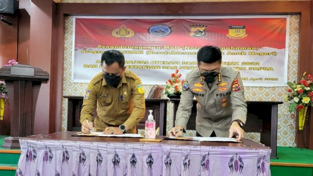 Kepala Operasi Damai Cartenz-2022 Kombes Pol Muh Firman Noersyah, dan Kepala Dinas Pertanian Semuel Siriwa, menandatangani nota kesepahaman untuk benahi konflik Papua tanpa senjata, Senin (25/04/2022). (Istimewa)