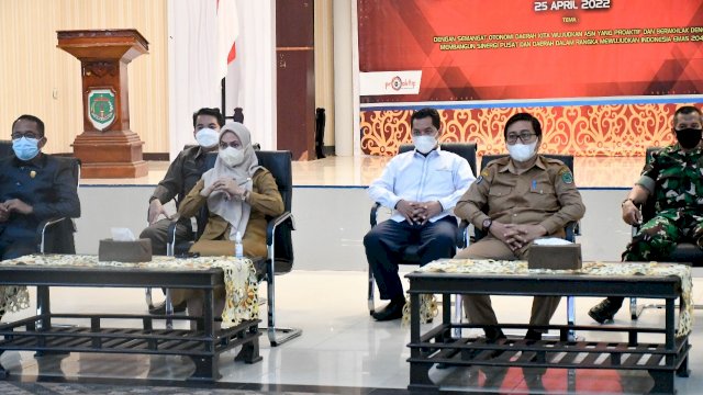 Bupati Luwu Utara Indah Putri Indriani bersama Wakilnya Suaib Mansur, mengikuti Peringatan Hari Otda ke XXVI (26) secara virtual, diAula Lagaligo Kantor Bupati Luwu Utara, Senin (25/04/2022). (Istimewa)