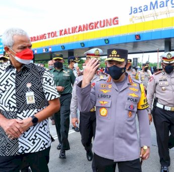 Tinjau Gerbang Tol Kalikangkung, Ini Pesan Kapolri untuk Petugas dan Pemudik Lebaran 2022