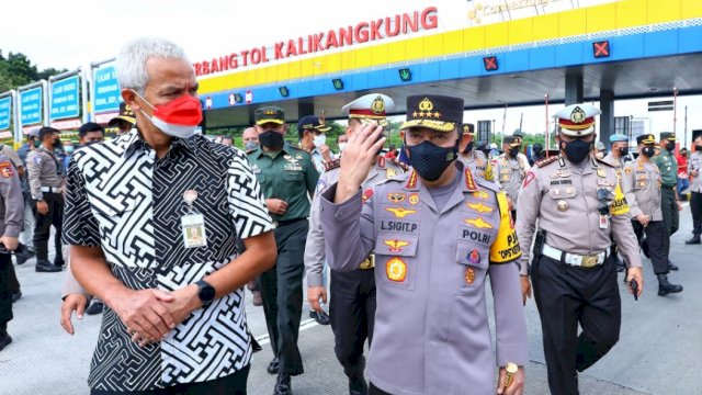 Gubernur Jawa Tengah Ganjar Pranowo, mendampingi Kunjungan Kapolri Jenderal Pol Listyo Sigit Prabowo di Gerbang Tol Kalikangkung, Rabu (27/04/2022). (Istimewa)