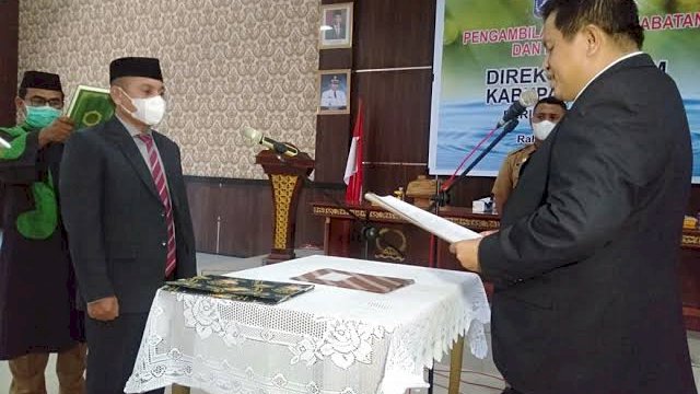 Direktur PDAM Tirta Sugi Laende Muna, Muhamad Nurhayat Fariki pada SSaat dilantik Bupati Muna LM Rusman Emba beberapa waktu lalu. (Foto: Rustam/Republiknews.co.id)