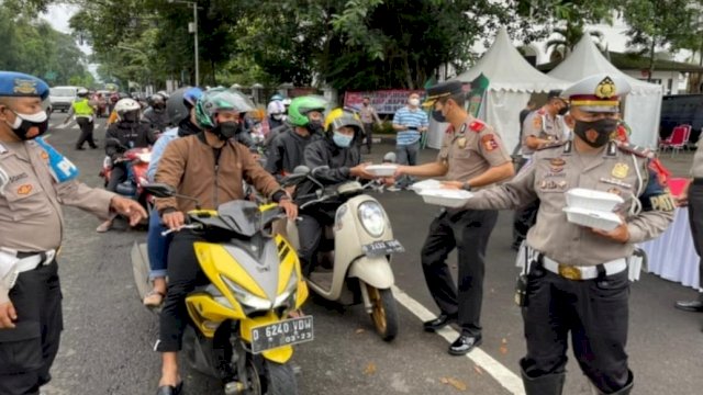 Serdik Angkatan 62 Berbagi Sesama Meriahkan Ramadhan di Kota Bandung, Selasa (26/4/2022). (Istimewa)