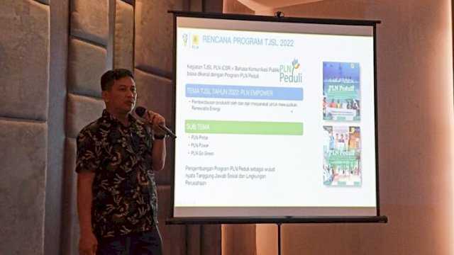 Senior Manager Perizinan, Pertanahan, dan Komunikasi PLN UIP Sulawesi Nur Akhsin saat memaparkan materi terkait rencana program TJSL PLN UIP Sulawesi dalam media breafing, di Swiss-Belhotel Makassar, Rabu (27/04/2022). (FOTO. Chaerani/Republiknews.co.id)