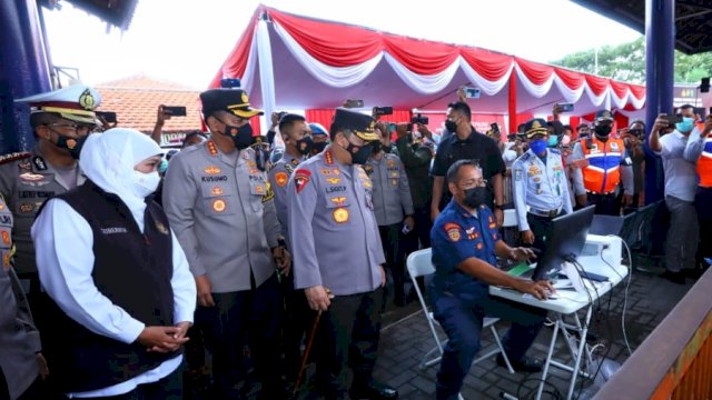 Kapolri Jenderal Polisi Listyo Sigit Prabowo dan Jajaran, didampingi Gubernur Jawa Timur Khofifah Indar Parawansa saat meninjau Terminal Purabaya mengecek kesiapan pengemudi dan armada bus, Jawa Timur, Rabu (27/04/2022). (Ist)