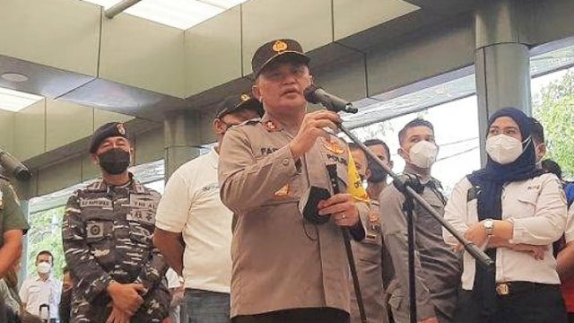Kapolda Metro Jaya Irjen Pol Fadil Imran, memberikan keterangan Pers berada di Stasiun Senen memantau arus mudik, Rabu (27/04/2022). (Istimewa)