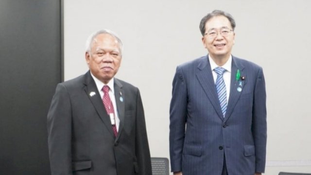 Menteri PUPR Basuki Hadimuljono bersama Menteri Pertanahan, Infrastruktur, Transportasi dan Pariwisata Jepang Tetsuo Saito. (Istimewa)