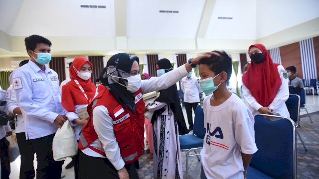 Ketua PMI Kabupaten Luwu Utara Indwh Putri Indriani, berbincang dengan salah satu anak yatim, saat menyalurkan santunan, Rabu (27/05/2022). (Istimewa)