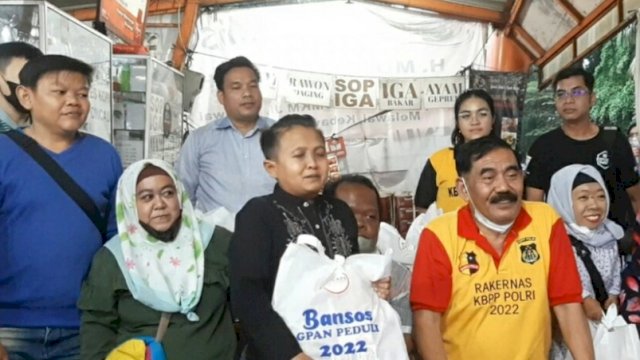 Ketum Generasi Peduli Anti Narkoba (GPAN) Brigjen Pol (Purn) Siswadi Berbagi Berkah dengan Komunitas Orang Mini Indonesia, Rabu (27/4/2022). (Istimewa)