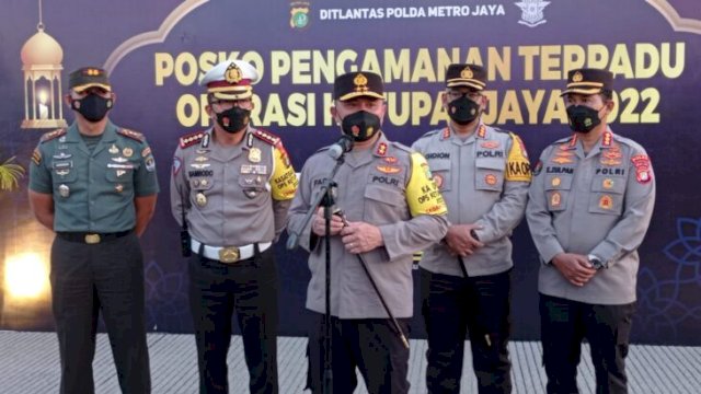 Kapolda Metro Jaya Irjen Pol Fadil Imran saat meninjau pintu tol cikarang utara kamis (28/04/2022). (FOTO. Wahyu Widodo/Republiknews.co.id)