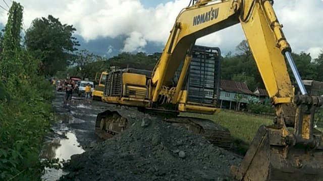 Proses Pengerjaan Ruas Pekkae - Takkalalla yang menghubungkan Kabupaten Barru dan Kabupaten Soppeng. (Istimewa)