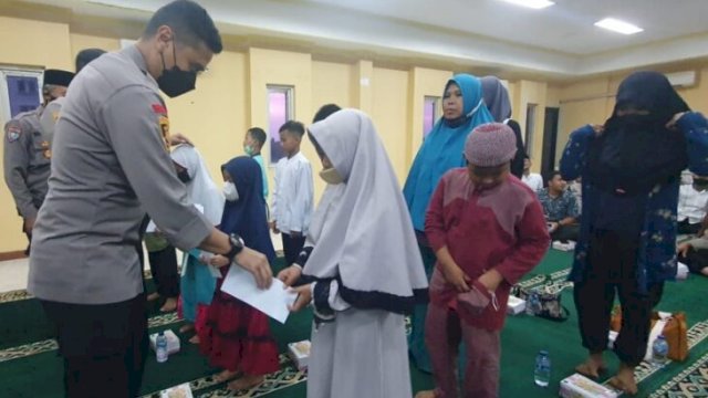 Kapolsek Tanjung Duren memberikan santunan untuk Anak Yatim Piatu, masyarakat setempat, Rabu (27/04/2022). (Istimewa)