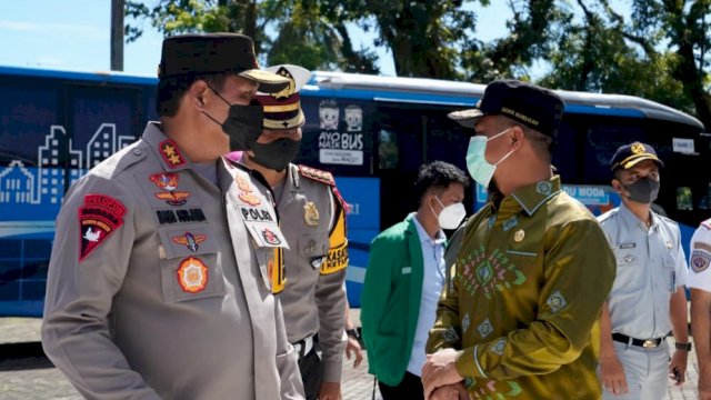 Gubernur Sulsel Andi Sudirman Sulaiman, bersama Kapolda Irjen Pol Nana Sudjana, saat melepas Pemudik Gratis di Pelataran Rumah Jabatan Gubernur Sulsel, Kamis (28/04/2022). (Istimewa)