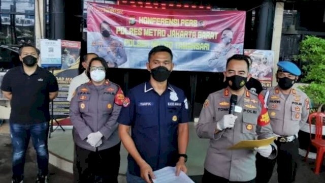 Kapolsek Metro Taman Sari AKBP Rohman Yonky Dilatha, memimpin Press Confrence penangkapan pelaku pembobol brangkas Vihara, Rabu (27/04/2022). (Istimewa)