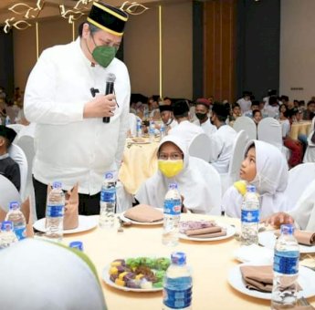 Safari Ramadan di Batam, Ketum Golkar Berikan Santunan ke Anak Yatim