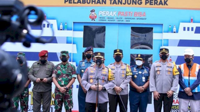 Kapolri Jenderal Pol Listyo Sigit Prabowo, memberikan keterangan Pers meninjau Pelabuhan Tanjung Perak, Kota Surabaya, Jawa Timur, Kamis (28/04/2022). (Istimewa)