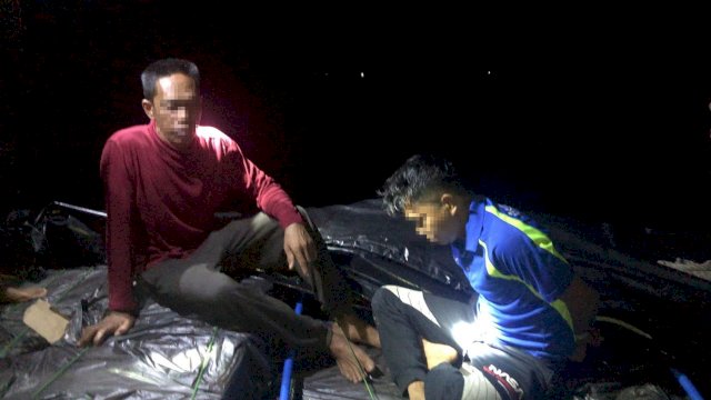 Kapal bermuatan rokok ilegal berserta nahkoda saat diamankan Bea Cukai Batam. (Istimewa)