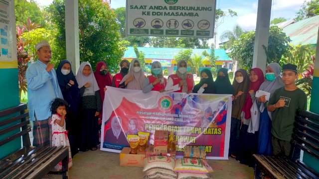 Pengurus Persatuan Perawat Nasional Indonesia (PPNI) Kabupaten Luwu Utara, saat menyalurkan bantuan ke ke Panti Asuhan Al Hijrah Hidayatullah dan Pesantren Al Mujahidin DDI Masamba, Kamis (28/04/2022). (Istimewa)
