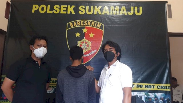 Anggota Polsek Sukamaju bersama pelaku DP yang merupakan pelaku KDRT terhadap Isterinya ER di Desa Wonokerto, Kecamatan Sukamaju Selatan, Luwu Utara, Kamis (28/04/2022). (Istimewa)