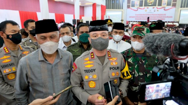 Kapolda Sumatera Barat Irjen Pol Teddy Minahasa, memberikan keterangan kepada awak media usai menyaksikan ratusan warga yang mencabut Bai'at masal dengan melakukan pengucapan sumpah setia kepada NKRI di Auditorium kantor Bupati Dharmasraya, Rabu (27/04/2022) sore.