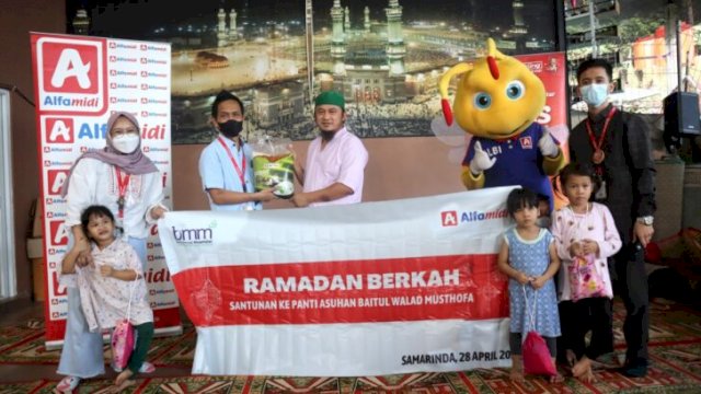 Yayasan Baitulmaal Muamalat sebagai pengelola donasi konsumen Alfamidi bersama Alfamidi Cabang Samarinda menggelar kegiatan santunan bersama anak yatim piatu, Jumat (29/04/2022).(Ist)