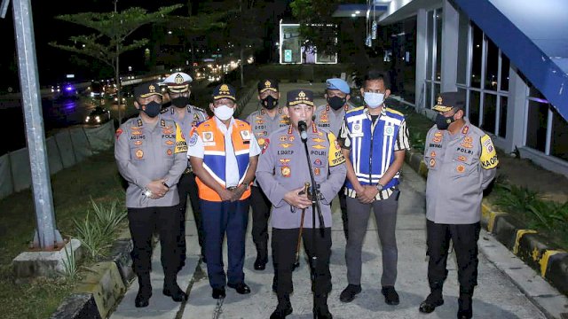 Kapolri Jenderal Pol Listyo Sigit Prabowo dan Jajarannya saat pemantau One Way di Tol Cikampek, Kamis (28/04/2022) malam. (Istimewa)
