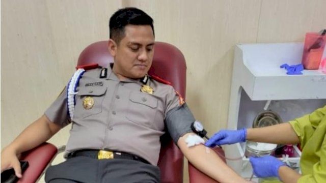 Salah satu Anggota Serdik Angkatan 62 mendonorkan Darah di PMI Kabupaten Subang, Jumat (29/04/2022). (Istimewa)