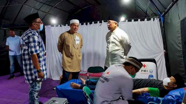 Ketua PMI Kota Makassar Syamsu Rizal (Deng Ical) bersama Ketua Dewan Pembina PMI Makassar Ilham Arief Sirajuddin (IAS), meninjau pelaksanaan Donor Darah di Masjid Al-Markas, Jumat (29/04/2022). (Istimewa)