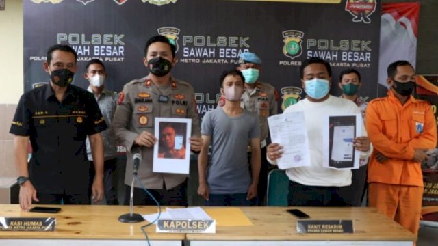 RPA yang mengaku dibegal dihadirkan saat Press Confrence, di Polsek Sawah Besar, Jakarta Pusat, Jumat (30/04/2022). (Istimewa)