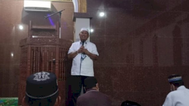 Wakil Bupati Soppeng Lutfi Halide, menyampaikan arahan usai Salat Subuh berjamaah di Masjid Nurul Iman Lapajung, Sabtu (30/04/2022). (Istimewa)