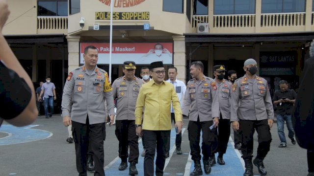 Anggota Komisi III DPR RI, Supriansa, didampingi Kapolres AKBP Santiaji Kartasasmita, saat mengunjungi Mapolres Soppeng, Jumat (29/04/2022). (Istimewa)