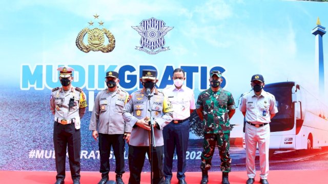 Kapolri Jenderal Listyo Sigit Prabowo, melepas peserta Mudik Gratis Polri 2022 di Parkir Timur Gelora Bung Karno (GBK) Senayan, Jakarta, Jumat (29/94/2022). (Istimewa)