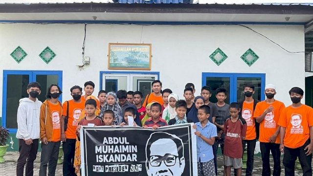 Gus Muhaimin Squad Kabupaten Pinrang saat melakukan kegiatan santunan anak yatim, Jum'at (29/04/2022).