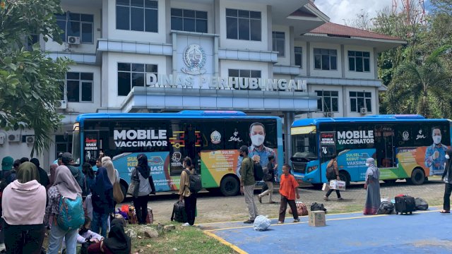 Mahasiswa dan Masyarakat yang mengikuti Program Mudik Gratis Pemprov Sulsel, mulai berdatangan di Pelataran Kantor Dinas Perhubungan Sulsel, Jum’at (29/4/2022). (Istimewa)