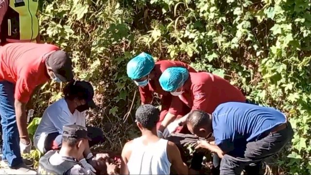 Proses evakuasi korban oleh anggota Polsek Adonara Barat, tim medis dengan dibantu oleh warga setempat, Sabtu (30/04/2022). (Istimewa)