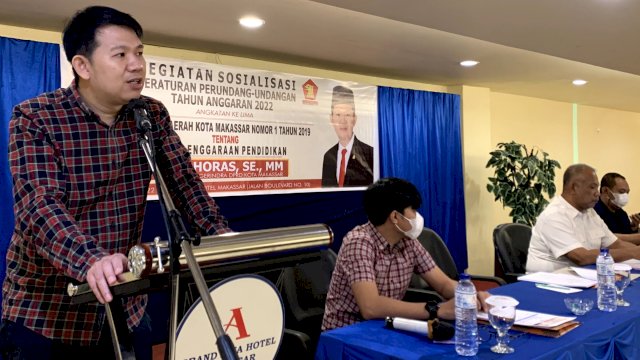 Anggota DPRD Makassar, Eric Horas saat menyosialisasikan Perda Nomor 1 Tahun 2019 tentang Penyelenggaraan Pendidikan di Hotel Grand Asia, Makassar, Selasa (29/3/2022). (Foto: Istimewa)