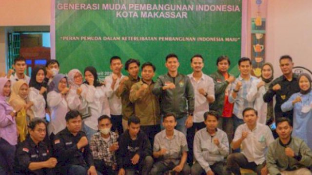 Ketua GMPI Makassar terpilih, Andi Muh Wahyudi Suyuti (jaket hijau) berfoto bersama usai Muscab ke-I GMPI Kota Makassar, Jumat (1/4/2022). (Foto: Istimewa)