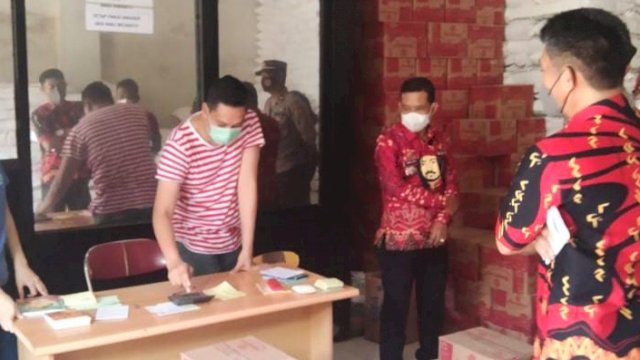 Tim TPID Kabupaten Gowa saat melakukan pemantauan harga dan ketersediaan bahan pokok di sejumlah pasar tradisional menjelang Ramadan, Jumat (1/4/2022). (Foto: Istimewa)