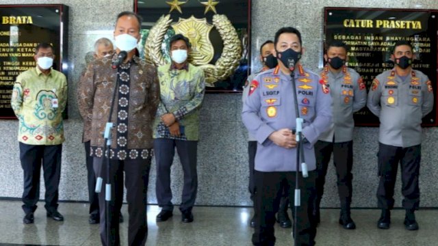 Kapolri Jenderal Listyo Sigit Prabowo memberikan keterangan pers usai pertemuan dengan Menteri Perindustrian, Senin (4/4/2022). (Foto: Istimewa)