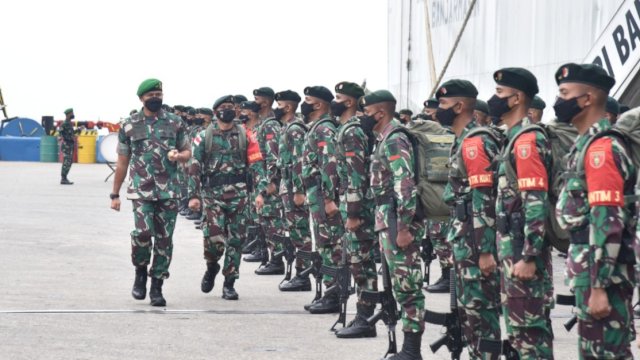Pangdam VI Mulawarman, Mayjen TNI Teguh Pujo Rumekso saat menyambut pasukan kembali di Pelabuhan Semayang Balikpapan, Jumat (8/4/2022). (Foto: Istimewa)