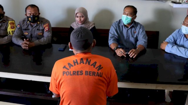 Pelaku BD saat diamankan di Polres Berau, Selasa (12/4/2022). (Foto: Istimewa)