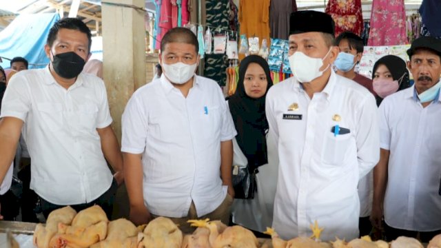 Sekretaris Daerah Kabupaten Luwu Utara, Armiadi saat melakukan pemantauan harga bahan pokok di Pasar Tarue, Kecamatan Sabbang Selatan, Rabu (13/4/2022). (Foto: Istimewa)