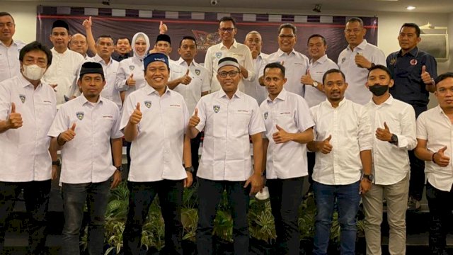Pengurus klub otomotif Benteng Kupa Sport Team (BKST) berfoto bersama usai dikukuhkan oleh IMI Pengprov Sulsel di Hotel Claro, Makassar, Jumat (15/4/2022). (Foto: Istimewa)