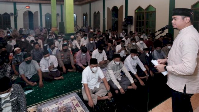 Kehadiran Bupati Gowa, Adnan Purichta Ichsan melaksanakan salat tarawih bersama masyarakat Kecamatan Biringbulu disambut antusias warga setempat. (Foto: Istimewa)