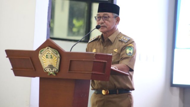 Wakil Bupati Gowa, Abd Rauf Malaganni saat membuka pertemuan Penguatan Kemitraan Kampung KB dalam rangka percepatan penurunan stunting di Gowa, Senin (18/4/2022). (Foto: Istimewa)